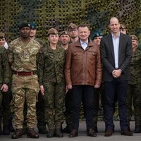 El Príncipe Guillermo y el Ministro de Defensa de Polonia posando con las tropas británicas destacadas en Polonia