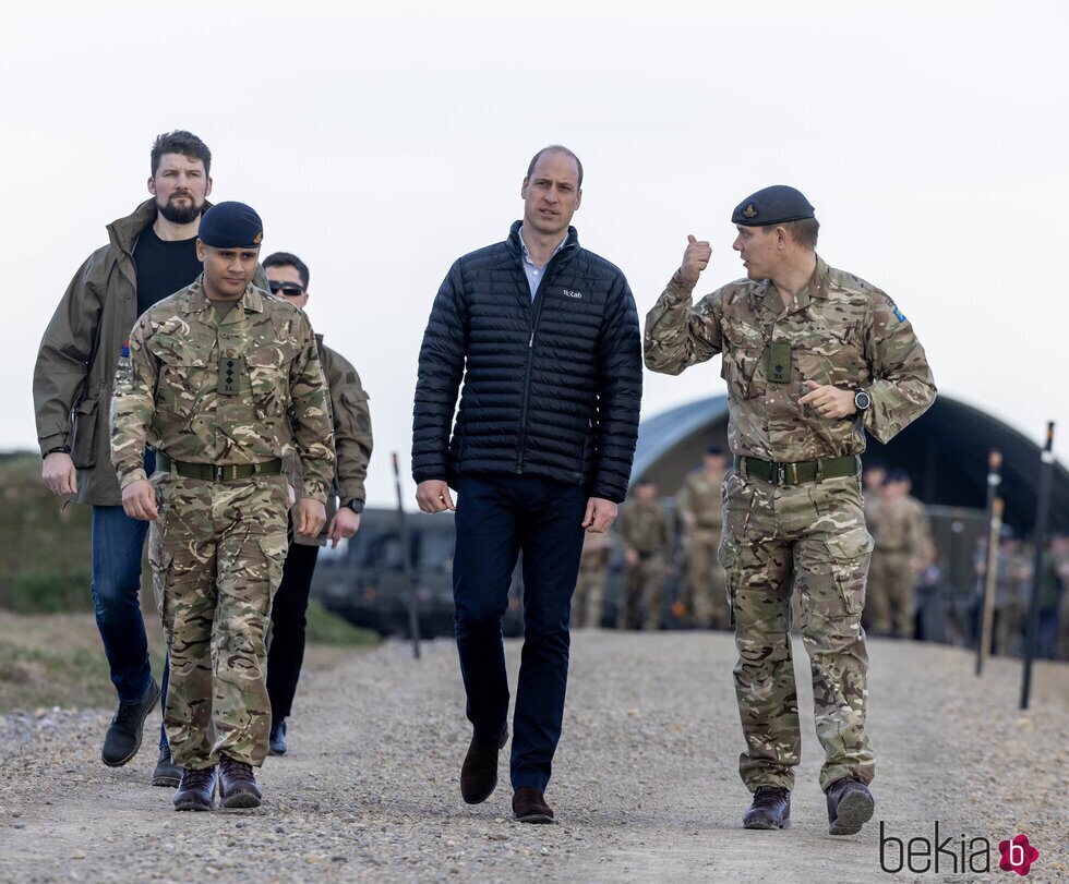 El Príncipe Guillermo con unos soldados en su visita a las tropas británicas en Polonia