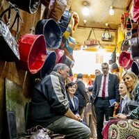 Máxima de Holanda con unos comerciantes en la medina de Rabat