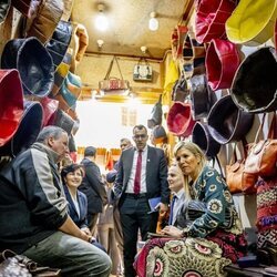 Máxima de Holanda con unos comerciantes en la medina de Rabat
