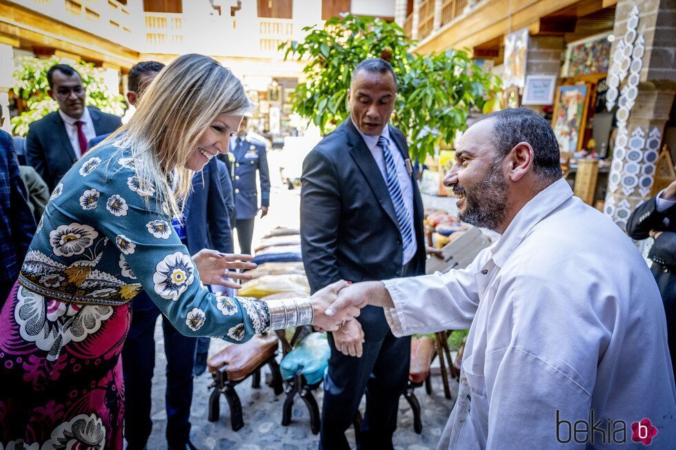 Máxima de Holanda saludando a un ciudadano en la medina de Rabat