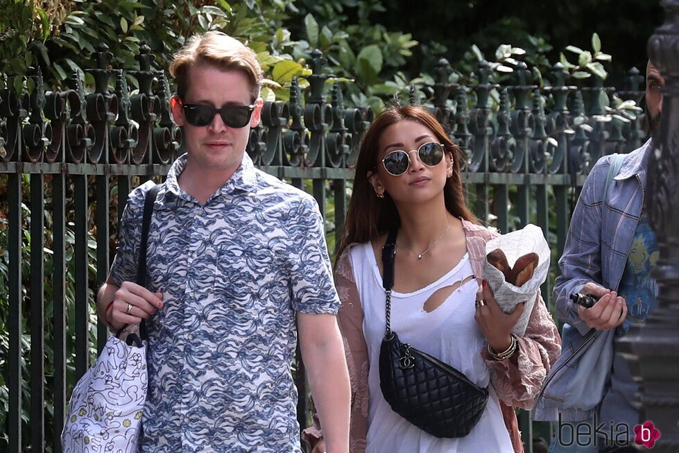 Macaulay Culkin y Brenda Song dando un paseo por París