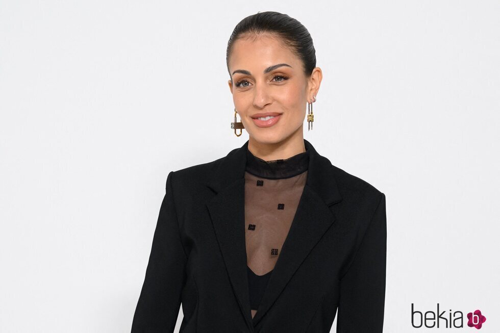Hiba Abouk en un evento de Givenchy en la Semana de la Moda de París 2023