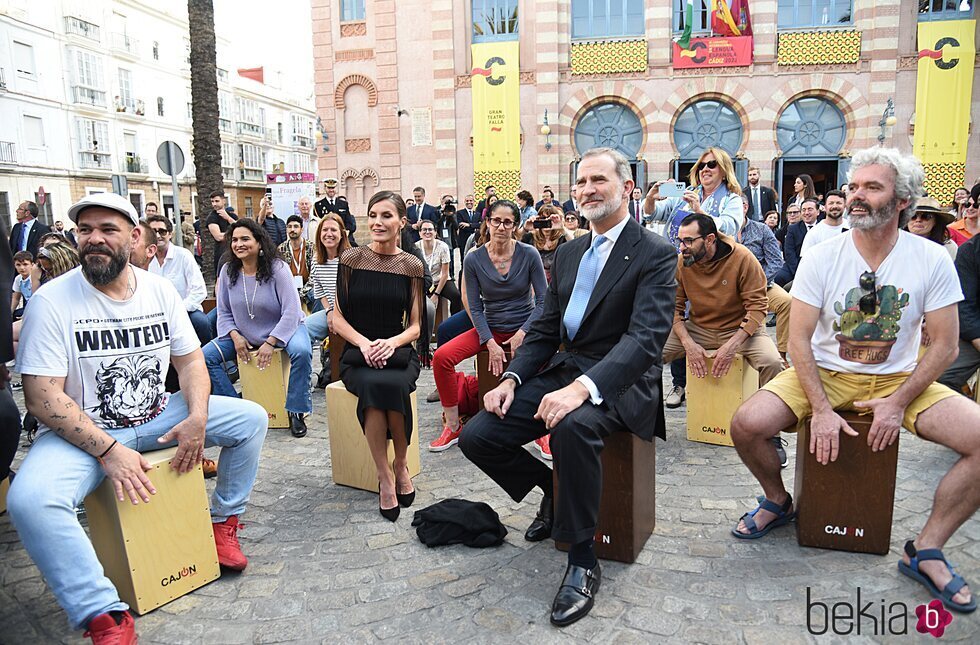 El Rey Felipe y la Reina Letizia junto a artistas tocando el cajón flamenco en Cádiz