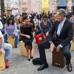 El Rey Felipe tocando el cajón flamenco junto a la Reina Letizia en Cádiz