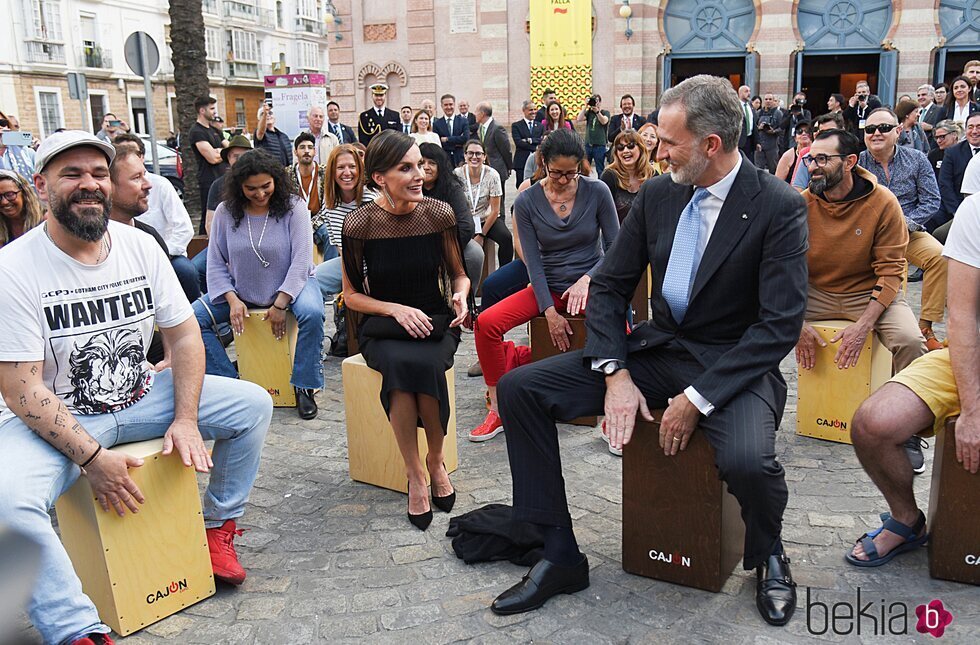 El Rey Felipe tocando el cajón flamenco junto a la Reina Letizia en Cádiz