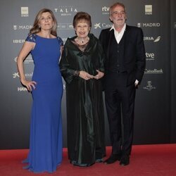 Gemma Cuervo con sus hijos Natalia y Fernando Guillén Cuervo en los Premios Talía 2023