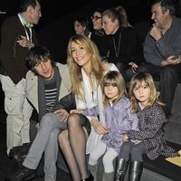 Raquel Meroño y su familia en el desfile de Tcn en Madrid Fashion Week