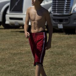 Justin Bieber paseando sin camiseta