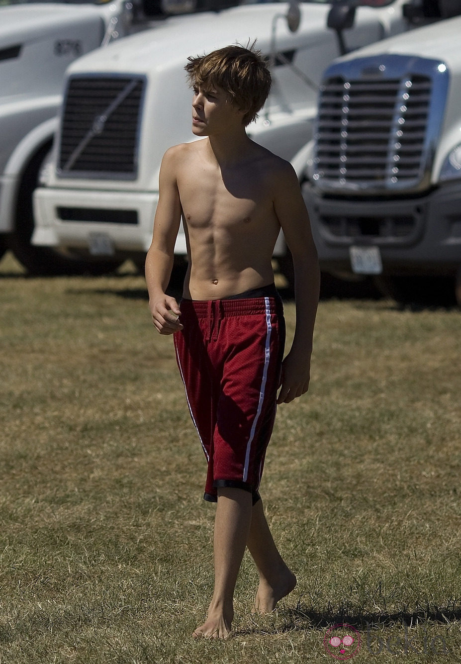Justin Bieber paseando sin camiseta