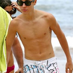 Justin Bieber sin camiseta