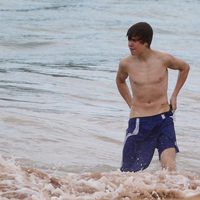 Justin Bieber, mojado en la playa