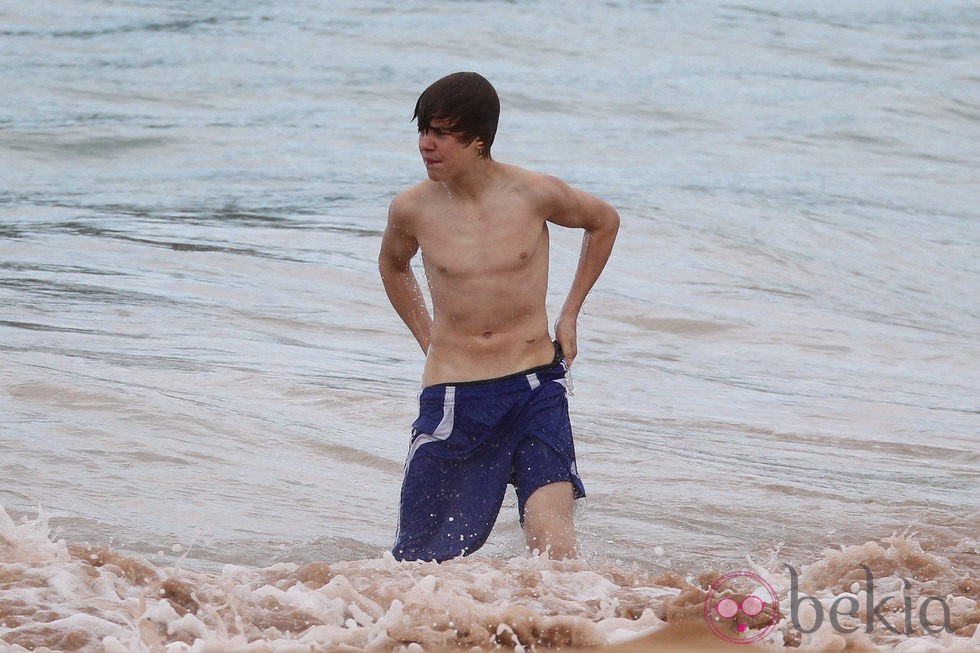 Justin Bieber, mojado en la playa