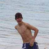 Justin Bieber bañándose en la playa