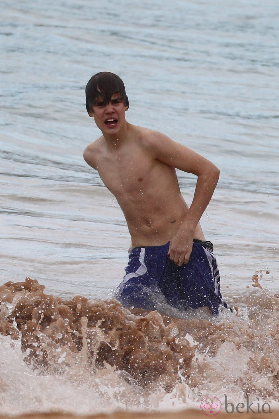 Justin Bieber bañándose en la playa