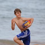 Justin Bieber con la pelota en la playa