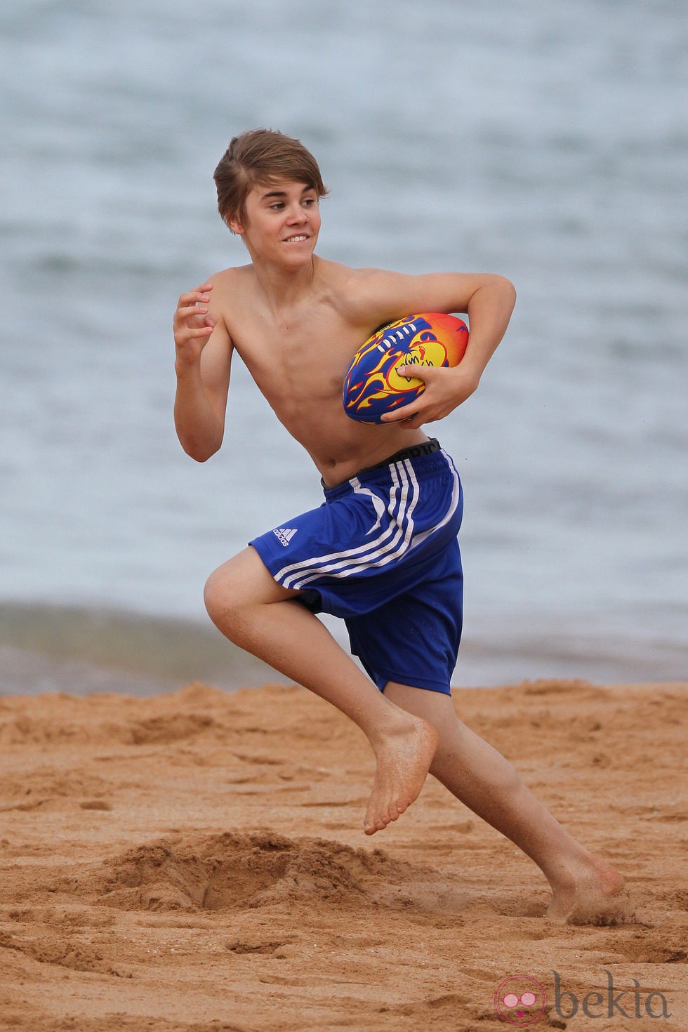Justin Bieber con la pelota en la playa