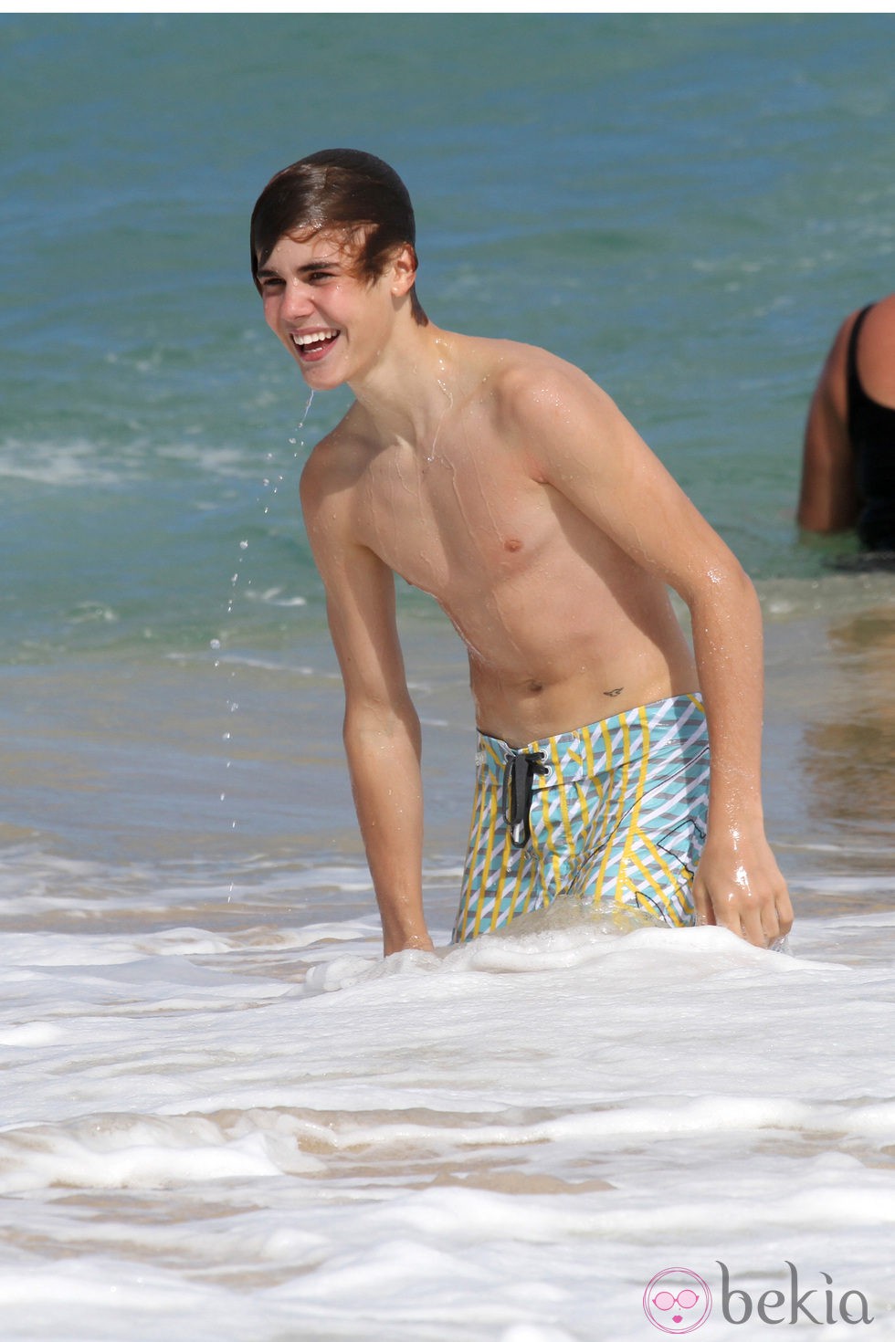 Justin Bieber sin camiseta en Hawai