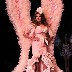 Jessica Bueno desfilando en el Salón Internacional de la Moda Flamenca en Sevilla