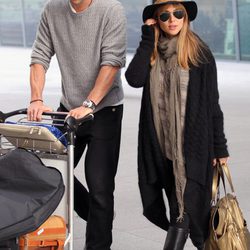 Elsa Pataky y Chris Hemsworth en el aeropuerto de Londres