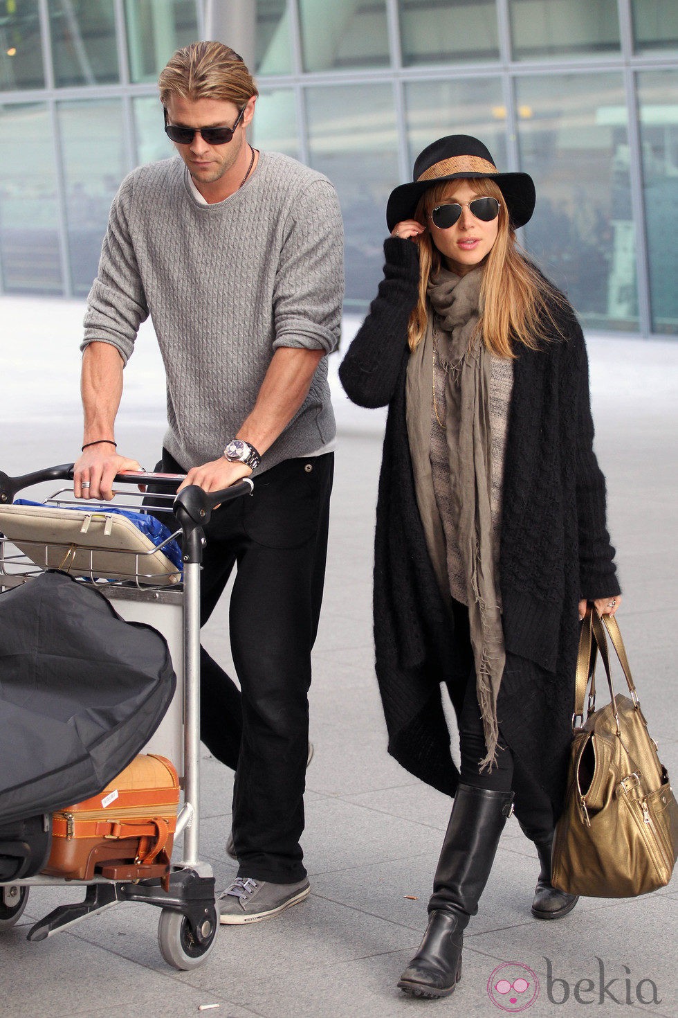 Elsa Pataky y Chris Hemsworth en el aeropuerto de Londres