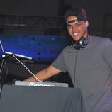 Connor Cruise ejerce de DJ en la Celebrity Beach Bowl 2012
