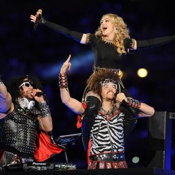 Madonna y LMFAO durante su concierto en la Super Bowl 2012