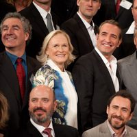 Stan Chervin, Glenn Close, Jean Dujardin, George Clooney y Christopher Columbus en la comida de los nominados a los Oscar 2012