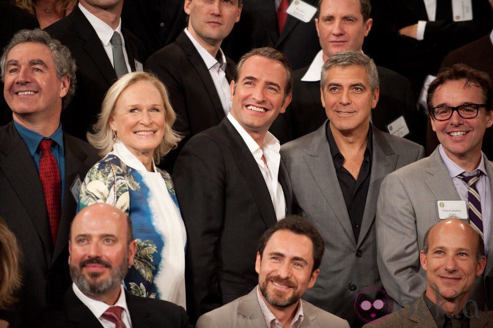 Stan Chervin, Glenn Close, Jean Dujardin, George Clooney y Christopher Columbus en la comida de los nominados a los Oscar 2012