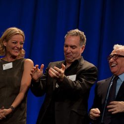 Lucy Walker, Jim Taylor y Martin Scorsese en la comida de los nominados a los Oscar 2012
