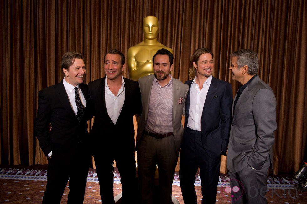 Gary Oldman, Jean Dujardin, Demián Bichir, Brad Pitt y George Clooney en la comida de los nominados a los Oscar 2012