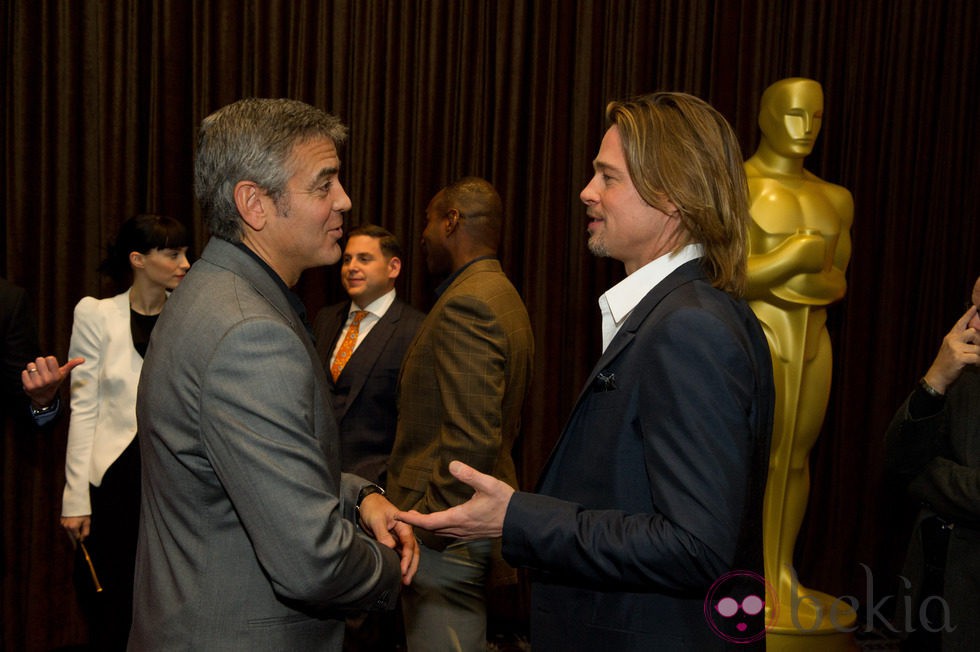 George Clooney y Brad Pitt en la comida de los nominados a los Oscar 2012