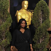 Octavia Spencer posa junto a la estatuilla en la comida de los nominados a los Oscar 2012
