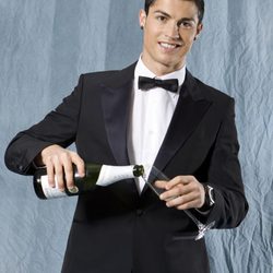 Cristiano Ronaldo brindando vestido de traje