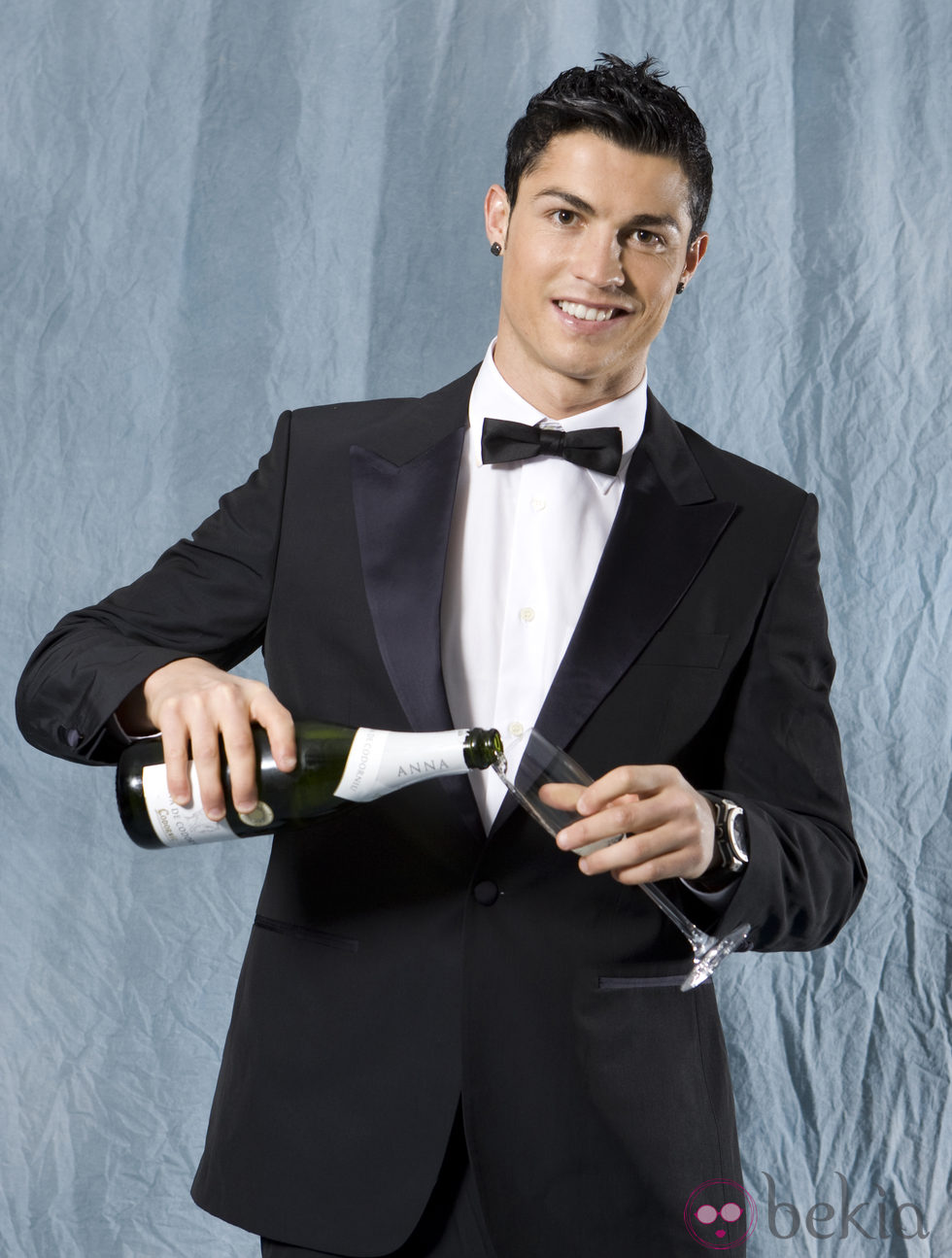 Cristiano Ronaldo brindando vestido de traje