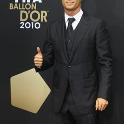 Cristiano Ronaldo muy elegante de traje en una entrega de premios
