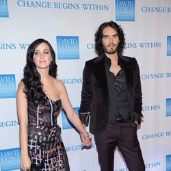 Katy Perry y Russell Brand cogidos de la mano sobre la alfombra roja