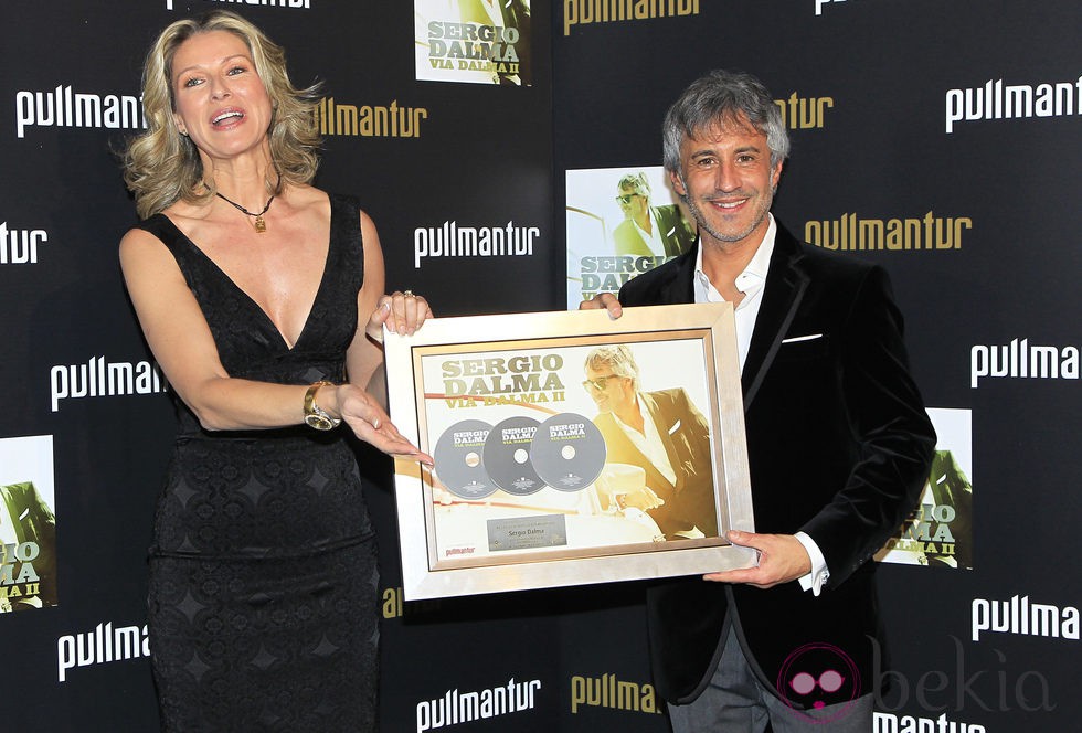 Anne Igartiburu entrega el Triple Disco de Platino a Sergio Dalma