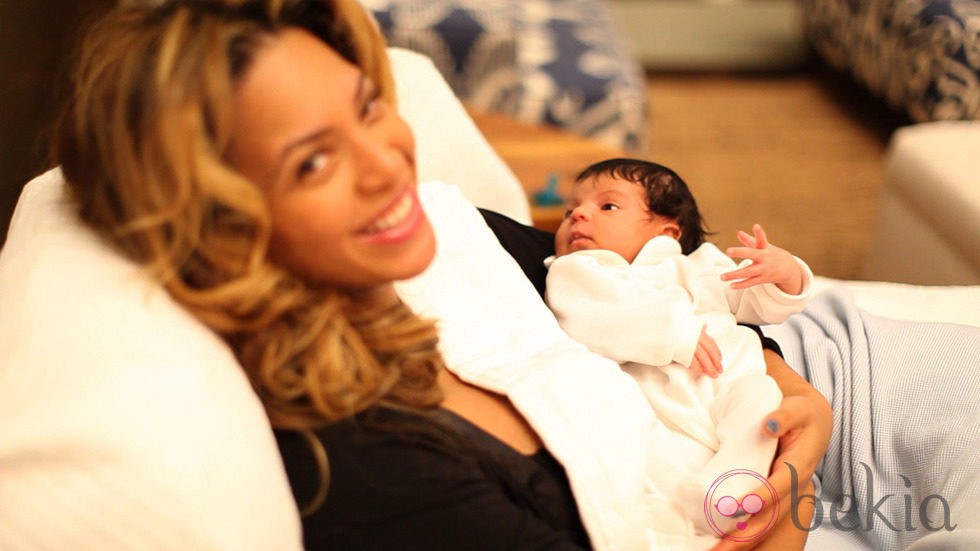 Beyoncé con su hija Blue Ivy Carter en brazos