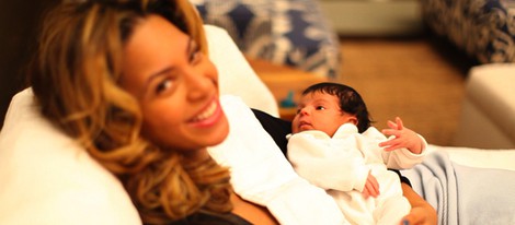 Beyoncé con su hija Blue Ivy Carter en brazos