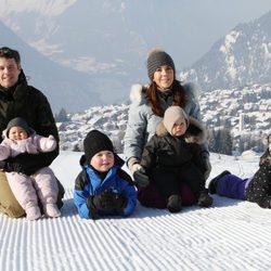 Federico y Mary de Dinamarca con sus cuatro hijos en la nieve de Suiza