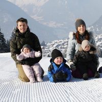 Federico y Mary de Dinamarca con sus cuatro hijos en la nieve de Suiza