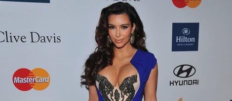 Kim Kardashian en la fiesta pre Grammy 2012