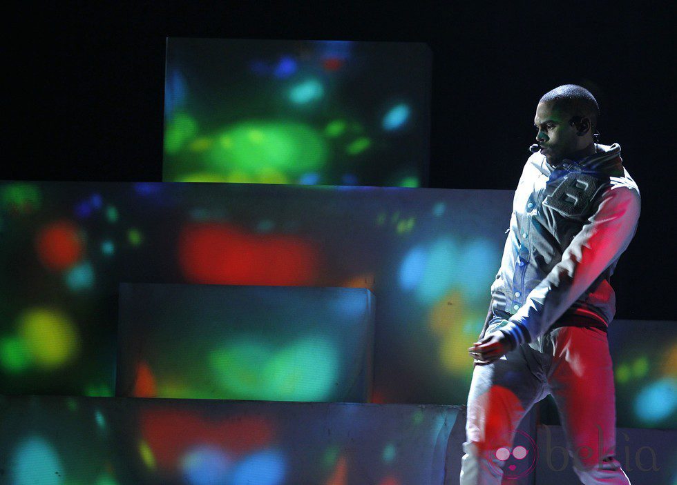 Chris Brown actuando en los Grammy 2012