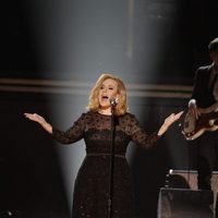 Adele actuando en los Grammy 2012