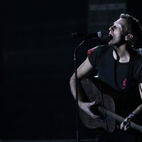 Chris Martin actuando en los Grammy 2012