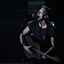 Chris Martin actuando en los Grammy 2012