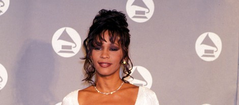 Whitney Houston posa con uno de sus premios Grammy