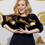 Adele posa feliz con sus seis Premios Grammy