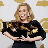 Adele posa feliz con sus seis Premios Grammy